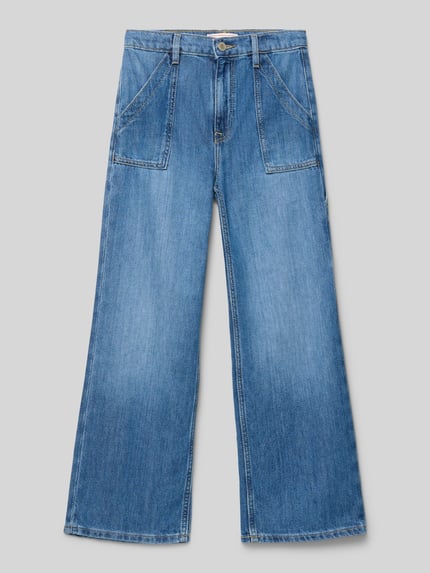 Produktfoto, Jeans mit Eingrifftaschen von Guess aus Baumwoll-Lyocell-Mix, gerade Form, mittelblaue Waschung, sichtbare Eingriff- und Gesäßtaschen.