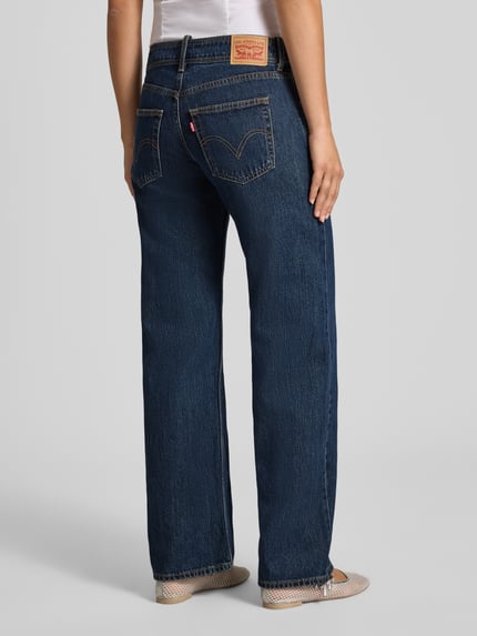 Frauenmodel trägt dunkelblaue Straight Fit Jeans aus reiner Baumwolle Modell 'SUPERLOW' von Levi's®, Damen Jeans, Ganzkörperansicht Rückansicht.