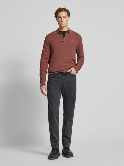 Männermodel trägt Strickpullover mit Polokragen von PME Legend in Rotbraun, Regular Fit, Baumwolle, Label-Detail, Ganzkörperansicht von vorne