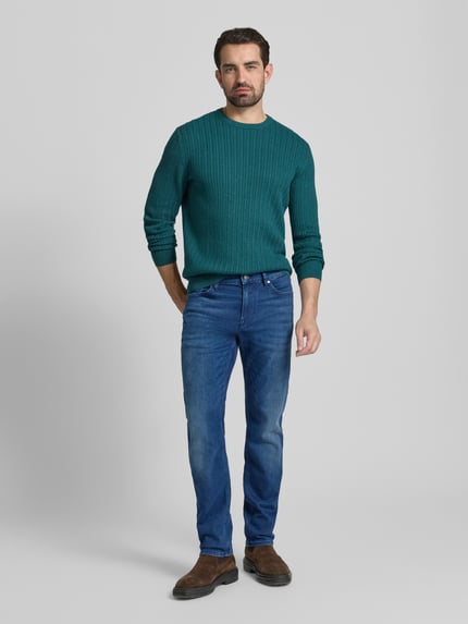 Männermodel trägt Strickpullover mit gerippten Abschlüssen von Christian Berg Men, zielony, bawełna, regular fit, dżinsy, Ganzkörperansicht von vorne.