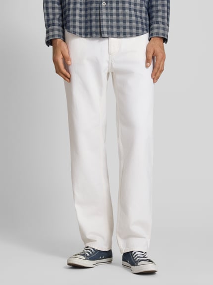 Männermodel trägt Regular Fit Jeans aus reiner Baumwolle Modell 'Jonah' von HUGO in Weiß, Denim-Optik, 5-Pocket-Design, Twill, Nahaufnahme Unterkörper.