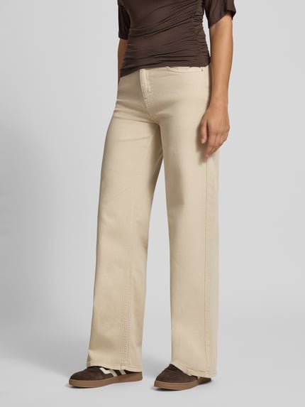 Frauenmodel trägt Wide & Loose Fit Jeans aus Baumwoll-Mix Modell 'SILKE' von PIECES in Beige, lockerer Schnitt, Damen Wide & Loose Fit Jeans, Ganzkörperansicht von vorne.