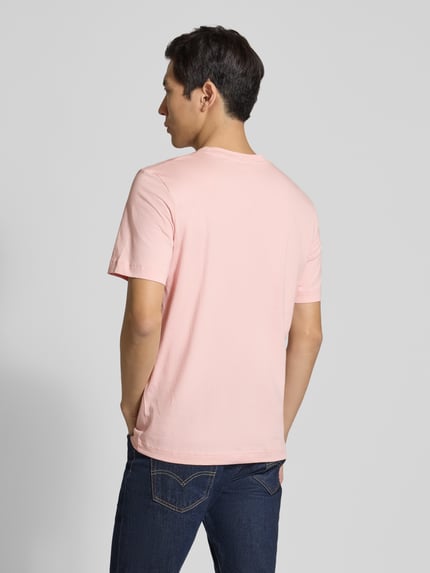 Männermodel trägt Regular Fit T-Shirt aus reiner Baumwolle von Tom Tailor, Optik: Unifarben, Label-Print, Rundhals, Ganzkörperansicht Rückansicht.