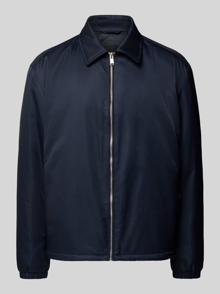 Produktfoto, Regular Fit Blouson met all-over logomotief Model 'H-CRESTELL' van BOSS, platte kraag, ritssluiting, steekzakken, labelapplicatie uit metaal, lange mouwen met elastische mouwboord, tunnelkoord aan de binnenkant, donkerblauw, gladde textuur.