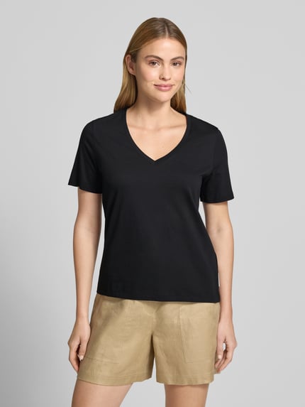 Vrouwenmodel draagt Regular Fit T-shirt uit puur katoen van Marc O'Polo, look: effen, pasvorm: regular fit, V-hals, korte mouw, puur katoen. Ganzlichaamsaanzicht van voren.