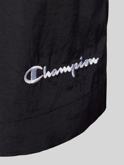 Produktfoto, schwarze Badehose mit weißem Label-Stitching von CHAMPION, strukturierte Oberfläche, Regular-Fit, elastischer Bund, Tunnelzug