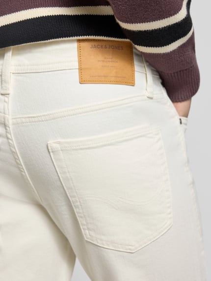 Mężczyzna nosi Slim Fit Jeans mit Eingrifftaschen Modell 'GLENN' von Jack & Jones, bawełna ze stretchem, z kieszeniami, detal tylnej kieszeni, zbliżenie na biodra