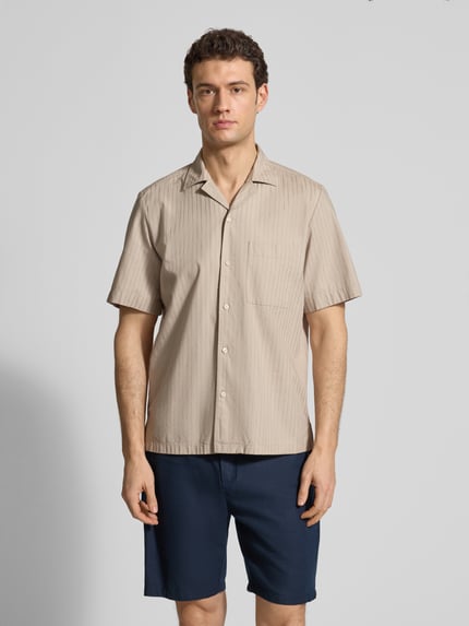 Männermodel trägt Regular Fit Freizeithemd aus reiner Baumwolle Modell 'RAYER_M' von BOSS Orange, unifarben, kurzarm, Twill, Ganzkörperansicht von vorne.