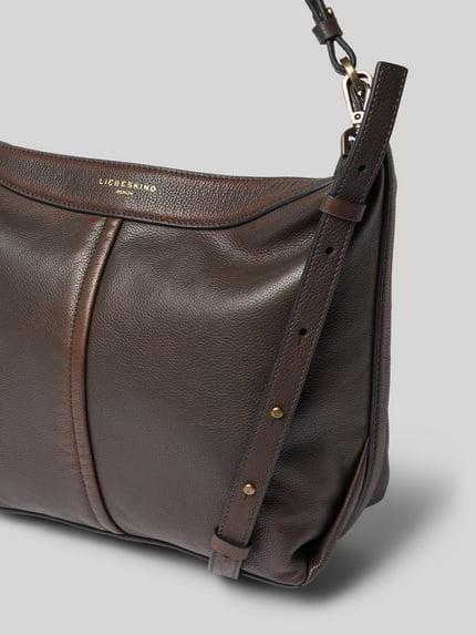 Produktfoto, dunkelbraune Handtasche mit Label-Detail Modell 'PARIS II' von LIEBESKIND BERLIN, genarbtes Leder, goldfarbene Akzente, Kontext: Damen Handtasche von LIEBESKIND BERLIN, Hauptfach mit Reißverschluss, Label-Detail, Modell 'PARIS II', Tragehenkel, Schulterriemen, Breite bei Größe 1: 40 cm, Länge bei Größe 1: 28 cm, Tiefe bei Größe 1: 14 cm, Länge Schulterriemen bei Größe 1: 124 cm