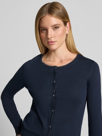 Frauenmodel trägt Slim Fit Cardigan aus Viskose-Mix Modell 'MAGLIA APERTA' von Liu Jo White in Dunkelblau, Nahaufnahme Oberkörper. Damen Cardigan, durchgängige Knopfleiste, Rückenlänge 53 cm, Ärmellänge 61 cm.