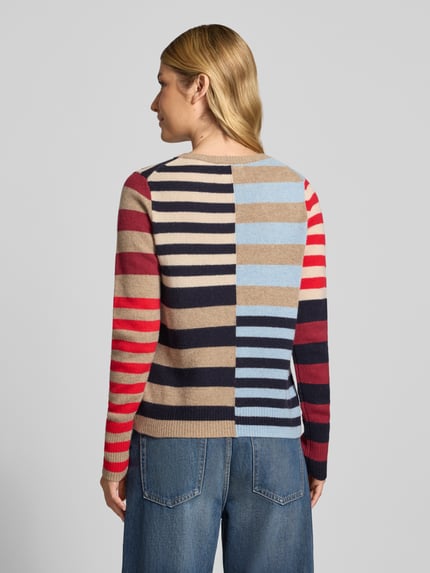 Frauenmodel trägt Strickjacke im Allover-Look mit Rundhalsausschnitt von Christian Berg Woman, gestreift, Baumwolle, Rückansicht, Ganzkörperansicht.