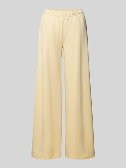 Produktfoto, Wide Fit Sweatpants mit elastische Bund von Gina Tricot in zartem Gelb, Baumwoll-Mix, Relaxed-Fit, glatte Textur, Vorderansicht.