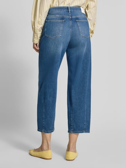 Frauenmodel trägt Barrel Fit Jeans mit Ziernähten Modell 'Melly twisted' von OPUS PANTS, mittelblauer Baumwoll-Mix, Ganzkörperansicht Rückansicht