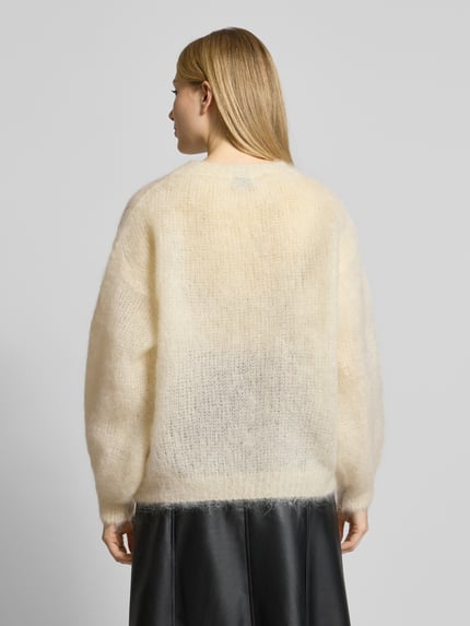 Kobiece model prezentuje Relaxed Fit Strickpullover aus Mohair-Mix Modell 'CAMILLE' od VILLA SOPHIE, kremowy, widok całej sylwetki z tyłu.