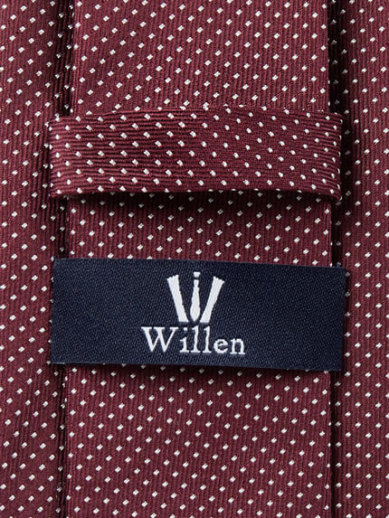 Produktfoto, Krawatte aus reiner Seide von Willen in klassischer Passform, weinrot mit feinem Punktemuster, Label-Detail sichtbar, 150 cm breit