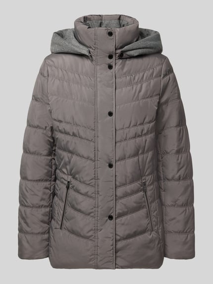 Produktfoto, Jacke in Stepp-Optik mit Kapuze von FUCHS SCHMITT, z efektem pikowania, krój taliowany, kaptur, ocieplany stójka, wpuszczane kieszenie z zamkiem błyskawicznym, długość tyłu w rozmiarze 36: 74 cm, szerokość ramion w rozmiarze 36: 40 cm, szerokość klatki piersiowej w rozmiarze 36: 48 cm, długość rękawów w rozmiarze 36: 64 cm