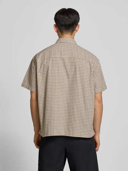 Männermodel trägt Loose Fit Freizeithemd aus reiner Baumwolle Modell 'DAVES' von Only & Sons, Optik:Allover-Muster, kariert, Ganzkörperansicht Rückansicht.