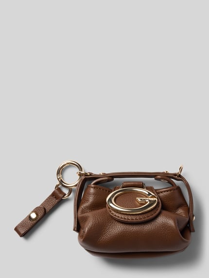 Produktfoto, Schlüsselanhänger mit Label-Applikation von GUESS in Braun mit goldfarbenem Ring und strukturierter Oberfläche, Modell 'CAMDEN'.