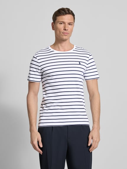 Männermodel trägt Regular Fit T-Shirt aus reiner Baumwolle von Polo Ralph Lauren mit Allover-Streifenmuster, Logo-Stitching, Nahaufnahme Oberkörper.