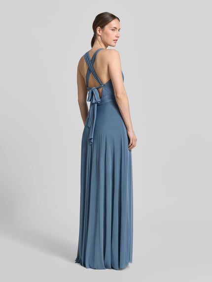 Vrouwenmodel draagt maxi-jurk met V-hals en tailleband van Jake*s Cocktail, materiaalmix met stretch, getailleerd model, ruglengte 130 cm, borstwijdte 29 cm, blauw, gladde textuur, geheel beeld van achteren