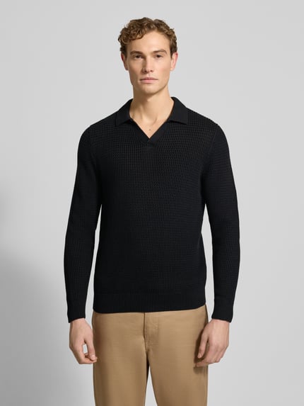 Männermodel draagt Strickpullover mit gerippten Abschlüssen van MCNEAL, katoen, regular fit, resortkraag, V-hals, voorkant totaalbeeld.
