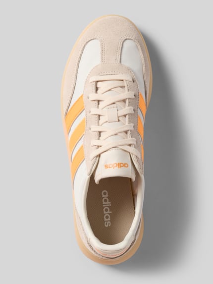 Produktfoto, Sneaker met vetersluiting van adidas Sportswear, dames sneakers van leermix, afgeronde punt, labeldetail, structuurzool, beige en oranje, hakhoogte 4 cm, schachthoogte 7 cm, schachtbreedte 6 cm.