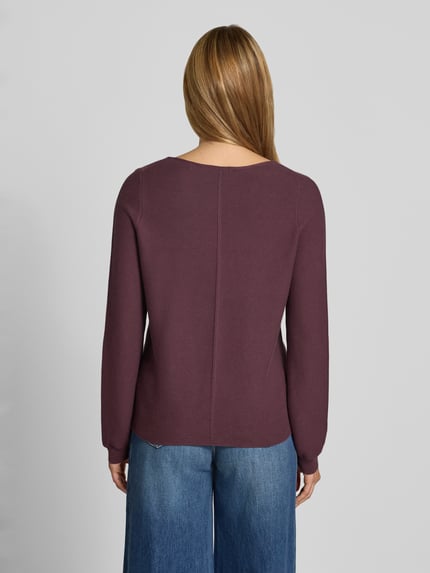 Frauenmodel trägt Pullover aus reiner Baumwolle in Strick-Optik von Christian Berg Woman, dunkellila Farbe, Ganzkörperansicht Rückansicht.