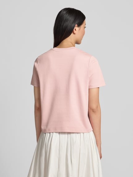 Frauenmodel trägt T-Shirt mit floralen Applikationen von Christian Berg Woman in Rosa, Reine Baumwolle, Gerader-Schnitt, 1/2-Arm, Rückenlänge bei Größe S 52 cm, Ganzkörperansicht Rückansicht