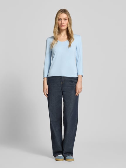 Vrouwenmodel draagt shirt met lange mouwen model 'Kirosa Fine' van Someday, mix van viscose en elastaan, regular fit, ronde hals, 3/4-mouw, ruglengte bij maat 36: 54 cm, lichtblauw, rechte vormen, zachte textuur, Ganzkörperansicht von vorne.