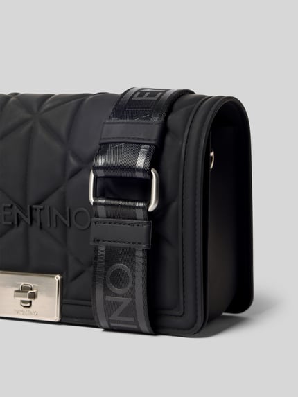 Produktfoto, czarna Clutch in Stepp-Optik Modell 'Jellies' od VALENTINO BAGS z logo, stepującą strukturą i odpinanym paskiem, Szerokość w rozmiarze 1: 25 cm, długość: 15 cm, głębokość: 9 cm, długość paska: 104 cm