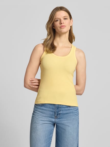 Frauenmodel trägt Tanktop in Ripp-Optik Modell 'FRIDA' von JJXX, gelb, Slim Fit, Baumwoll-Elasthan-Mix, Nahaufnahme Oberkörper.