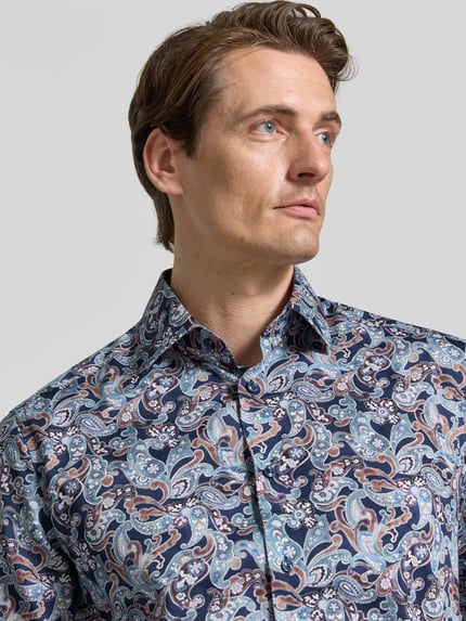 Männermodel trägt Comfort Fit Businesshemd aus reiner Baumwolle Modell 'New Kent' von OLYMP, bunt gemustert, Nahaufnahme Oberkörper, Herren Businesshemd von OLYMP Luxor.