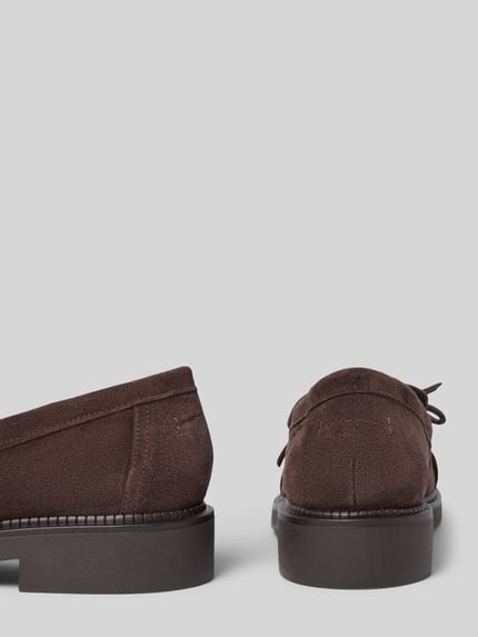 Produktfoto, dunkelbrauner Loafer aus echtem Rindsleder Modell 'Erin 3' von Marc O'Polo, Damen Loafer, samtige Textur, zwei Schuhe rückseitig