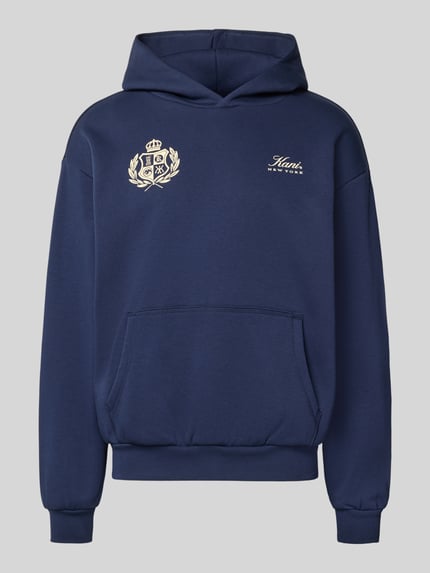 Produktfoto, Hoodie mit Kapuze von KARL KANI aus dunkelblauem Baumwoll-Mix mit Label-Print, Känguru-Tasche und gerippten Abschlüssen