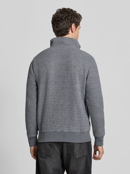 Männermodel trägt Troyer mit Reißverschluss von RAGMAN aus Material-Mix mit Woll-Anteil, Regular Fit, Ganzkörperansicht Rückansicht.
