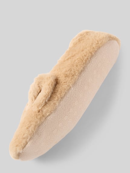 Produktfoto, Hausschuhe aus Kunstfell in Schlupfform von CAPELLI NEW YORK, beige, flauschige Textur, Anti-Rutsch-Sohle, seitliche Ansicht