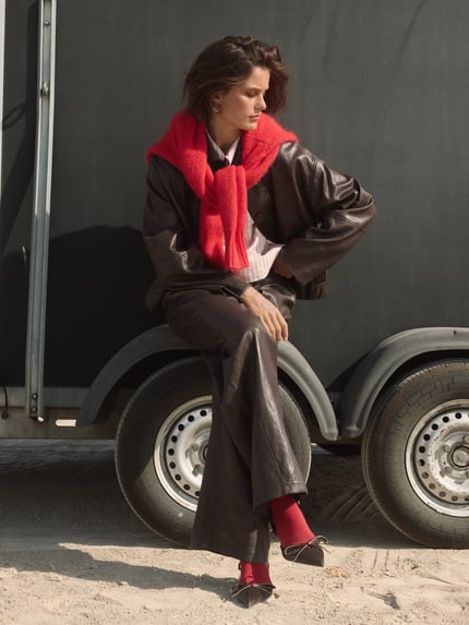Vrouwenmodel draagt Regular Fit Kunstlederjacke met oversneden schouders van Jake*s Casual, donkere tinten, gladde textuur, Ganzkörperansicht van voren.
