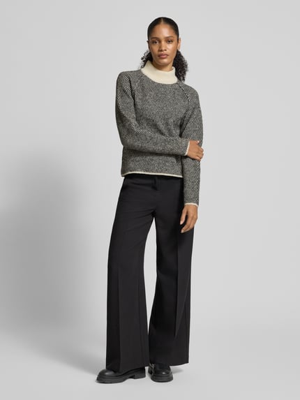 VERO MODA Sweter z półgolfem o kroju regular fit z wzorem na całej powierzchni model „FELIZE” Złamany biały 1