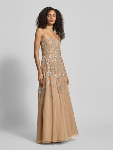 Frauenmodel trägt Abendkleid im Off-Shoulder-Look von Adrianna Papell in Beige mit silbernem Zierbesatz, tailliert, Ganzkörperansicht von vorne. Rückenlänge 131 cm, Brustweite 36 cm bei Größe 36.