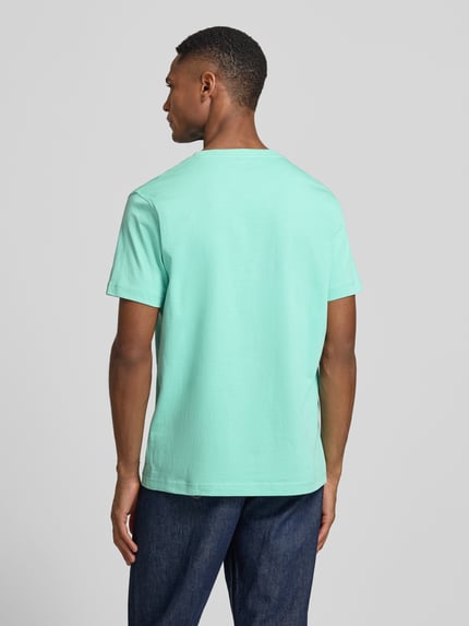 Männermodel trägt t-shirt met ronde hals en logostitching van Lerros, puur katoen, recht model, ruglengte maat M 70 cm, Ganzkörperansicht Rückansicht.