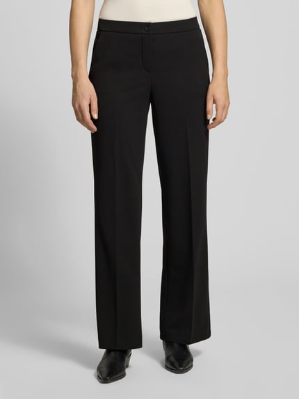 Kobiece modelka nosi czarne spodnie z szerokimi nogawkami Wide Leg Hose mit Eingrifftaschen Modell 'Hillda' od Stehmann, widok z przodu, Nahaufnahme dolnej części ciała.