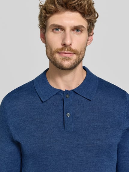 Männermodel trägt Regular Fit Poloshirt aus wolmix von Christian Berg Men in blauw met polokraag en ribboorden, Nahaufnahme Oberkörper. Ruglengte maat M: 69 cm, mouwlengte maat M: 68 cm.