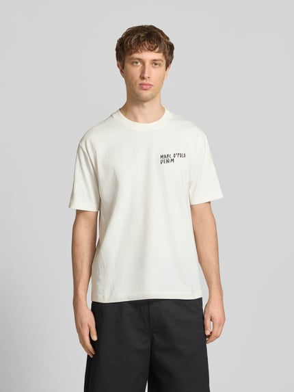 Männermodel trägt Relaxed Fit T-Shirt aus reiner Baumwolle von Marc O'Polo Denim, unifarben, Rundhals, kurzarm, Label Print, Ganzkörperansicht von vorne.