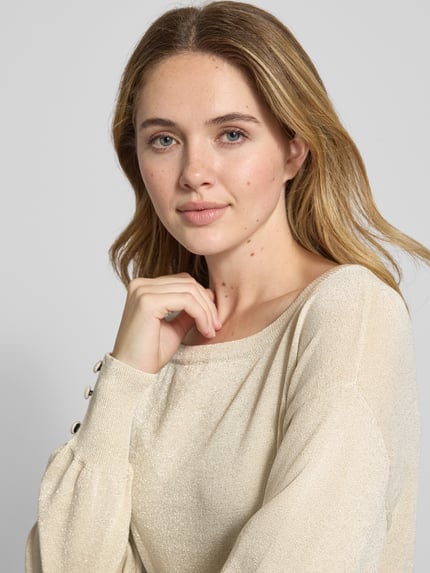 Frauenmodel trägt Strickpullover mit Zierknöpfen Modell 'MOBBE' von B.Young, Viskose-Mix, Regular-Fit, U-Boot-Ausschnitt, Nahaufnahme Oberkörper.