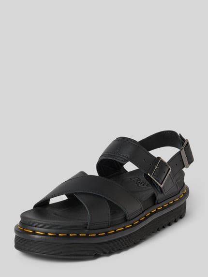 Productfoto, Sandalette uit leer model 'Voss II' van Dr. Martens, zwarte kleur, afgeronde neus, riem met gesp, hakhoogte 4 cm