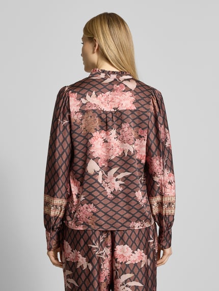 Frauenmodel trägt Hemdbluse mit Knopfleiste Modell 'Massima' von Neo Noir, florales Muster in Braun und Rosa, Lockerer-Schnitt, Stehkragen, V-Ausschnitt, Rückansicht Ganzkörperansicht. Rückenlänge bei Größe 36: 58 cm, Ärmellänge: 65 cm.