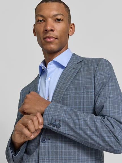 Männermodel trägt Slim Fit Sakko mit Brustleistentasche van Selected in gemêleerde look met fijn geweven motief, Nahaufnahme Oberkörper