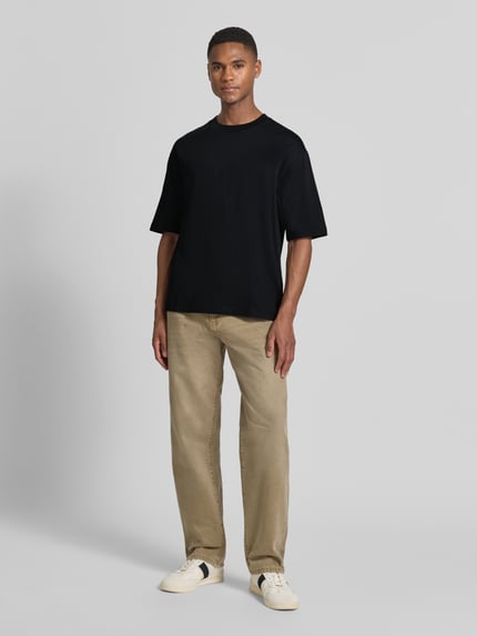 Männermodel trägt Regular Fit T-Shirt aus reiner Baumwolle Modell 'RELAXASPEN' von SELECTED HOMME, Optik: Unifarben, Rundhals, Kurzarm, Ganzkörperansicht von vorne.