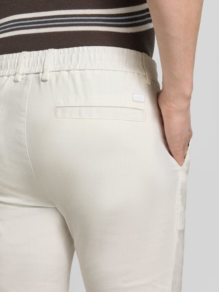 Mężczyzna nosi Modern Fit Straight Leg Hose aus Leinen-Mix Modell 'KANE1' od BOSS, efekt: jednolity kolor, krój regular fit, tunel, wpuszczane kieszenie, kieszenie z wypustkami, mieszanka lnu, detailaufnahme tylnej części.