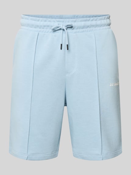 Produktfoto, Sweatshorts mit Logo Model 'KANE' von Jack & Jones aus Baumwoll-Mix in Hellblau, Relaxed-Fit, elastischer Bund, sichtbare Logo-Stickerei, Bundweite 42 cm, Innenbeinlänge 19 cm.